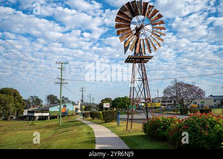 Große Windmühle vor dem Touristeninformationszentrum am Burnett Highway, Goomeri, Queensland Australien Stockfoto