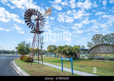 Große Windmühle vor dem Touristeninformationszentrum am Burnett Highway, Goomeri, Queensland Australien Stockfoto