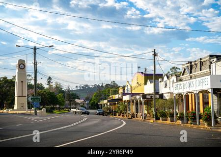 Hauptstraße von Goomeri mit Kriegsdenkmal und 'Lest We Forget' Uhr. Goomeri Queensland Australien Stockfoto