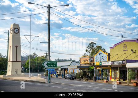 Hauptstraße von Goomeri mit Kriegsdenkmal und 'Lest We Forget' Uhr. Goomeri Queensland Australien Stockfoto