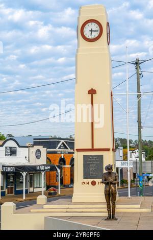 Kriegsdenkmal und „Lest We Forget“-Uhrenturm in der Hauptstraße von Goomeri, Qld, Australien Stockfoto