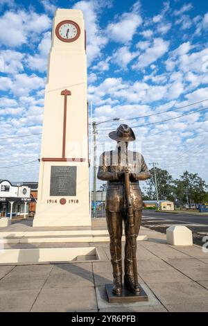 Kriegsdenkmal und „Lest We Forget“-Uhrenturm in der Hauptstraße von Goomeri, Qld, Australien Stockfoto