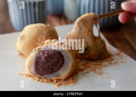 Kinako Mochi (Sojabohnenmehlkuchen) mit ANKO Stockfoto