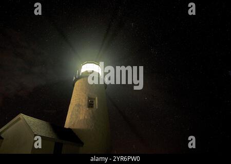 OKTOBER 2021, BRISTOL, MAINE, USA - Sunrise Pemaquid Point Light ist ein historischer Leuchtturm in Bristol, Lincoln County, Maine, an der Spitze des Pemaquid Necks. Stockfoto