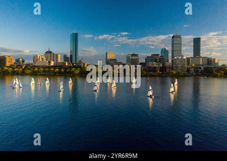 OKTOBER 2021, BOSTON, MA., USA - Blick bei Sonnenuntergang auf Segelboote und Skyline von Boston auf dem Charles River gegenüber vom mit, Mass. Stockfoto