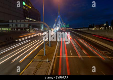 OKTOBER 2021, BOSTON, MA., USA - Rush Hour Sonnenaufgang auf der Leonard P. Zakim Bunker Hill Memorial Bridge John F Fitzgerald Expressway Interstate 93, eine Kabelbrücke über den Charles River in Boston, Massachusetts Stockfoto