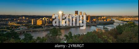 OKTOBER 2021, PITTSBURGH, PA., USA – Pittsburgh vom Mount Washington aus, Duquesne Incline and Grandview Overlook mit Blick auf die Skyline von Pittsburgh und den Monongahela und Allegheny River, der in den Ohio River mündet Stockfoto