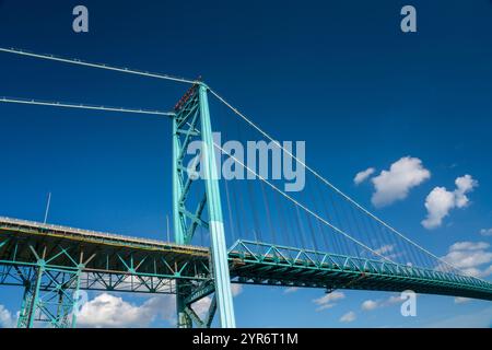 OKTOBER 2021, DETROIT, MICHIGAN, USA – die Ambassador Bridge ist eine Hängebrücke über den Detroit River, die Detroit (Michigan, USA) mit Windsor (Ontario) verbindet. Kanada. Stockfoto