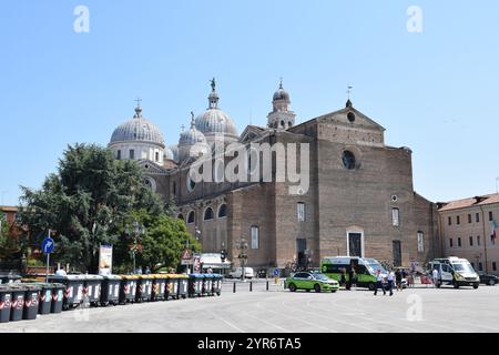 PADUA, ITALIEN - 18. JULI 2024: Basilika Saint Justina (Basilica abbaziale di Santa Giustina) im Prato della Valle im Stadtzentrum von Padua. Stockfoto