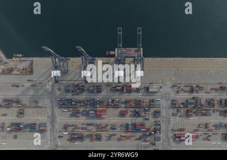 (241203) -- PEKING, 3. Dezember 2024 (Xinhua) -- ein Drohnenfoto zeigt einen Blick auf den Hafen von Lekki in Lagos, Nigeria, am 30. November 2024. Der Lekki-Hafen und die Lekki-Freihandelszone befinden sich beide auf der Lekki-Halbinsel von Lagos, Nigerias größter Stadt. Der Lekki Port, ein kommerzielles Kooperationsprojekt der China Harbour Engineering Company Ltd., ist Nigerias erster Tiefseehafen und einer der größten seiner Art in Westafrika. Der Hafen nahm im April 2023 den kommerziellen Betrieb auf und hatte eine Kapazität von 1,2 Millionen Standardcontainern pro Jahr. Das Lekki Free Stockfoto