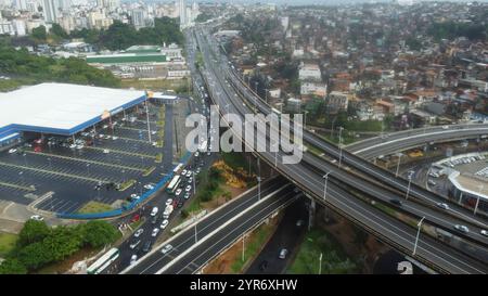 salvador, bahia, brasilien - 15. Mai 2024: Fahnenmast mit Flaggen aus Brasilien, dem Bundesstaat Bahia und der Stadt Salvador. Stockfoto