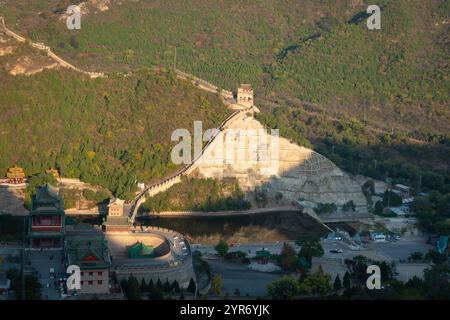 Peking, China - 23. Oktober 2024: Blick vom Juyongguan Pass auf die Chinesische Mauer. Stockfoto