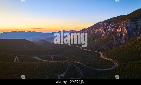 Fliegen Sie über die Mountain Road am Sunset Mt. Charleston Nevada Stockfoto