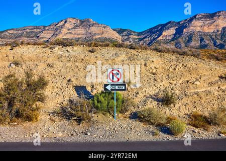 Desert Road Schild und Blick auf die Bergkette aus der Perspektive des Reisenden Stockfoto