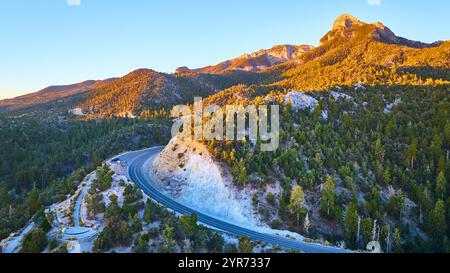Aerial Mountain Road bei Golden Hour in der Nähe des Mt. Charleston Nevada Stockfoto