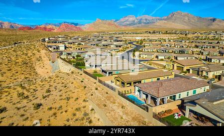 Luftaufnahme von Vorstadthäusern vor der Kulisse der Red Rock Canyon Wüste Stockfoto