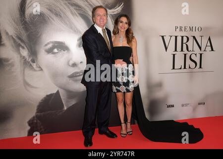 Rom, Italien. Dezember 2024. Corrado Pesci (l) und Veronica Pesci (r) besuchen den roten Teppich von „Premio Virna Lisi 2024“ im Teatro di Roma. Quelle: SOPA Images Limited/Alamy Live News Stockfoto