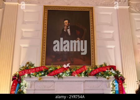 Der Kaminmantel unter dem Porträt des ehemaligen US-Präsidenten Abraham Lincoln während der Pressevorschau der Weihnachtsdekoration des Weißen Hauses 2024 im Weißen Haus in Washington, DC am Montag, 2. Dezember 2024. Dieses years Thema der Feiertage ist „Eine Zeit des Friedens und des Lichts“. Credit: Ron Sachs/CNP Stockfoto