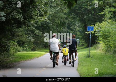 Menschen radeln, joggen, laufen auf dem Minuteman Bikeway, Lexington, MA. August 24,2024 Stockfoto