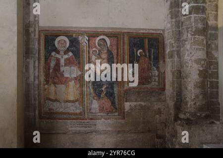 Nardò, Italien. Triptychon in der Kathedrale von Santa Maria Assunta mit dem Heiligen Nikolaus, der Madonna mit Kind und der Heiligen Magdalena. Stockfoto