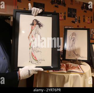 2. Dezember 2024, New York, New York, USA: (L-R) signierte Bob Mackie Original-Illustration von Diana Ross in einem voll besetzten Kleid mit Wassermelonen, getragen für das Midnight Special, wo sie am 26. November 1976 â€˜One Love in a Lifetimeâ€™ aufführte, geschätzte 1.000 - 2.000 $, und original signierte Bob Mackie Design Illustration von Madonnas weißem trägerlosen Abendkleid mit Pailletten 1991 Academy Award, geschätzte 2.000 - 3.000 $, die in der Pressevorschau für die Hollywood Legends â€˜unverkennbar Mackieâ€™ Auktion präsentiert werden, präsentiert von Julienâ Auktionen und Turner Classic Filmen, die im C stattfanden Stockfoto