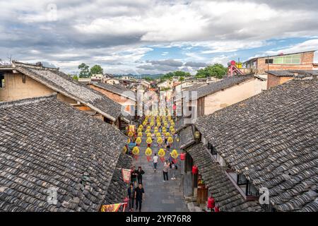 Guizhou, China, 19. August 2022: Einkaufsstraße in der antiken Stadt Qingyan, eine der 4. Berühmten Altstädte und beliebtes Reiseziel in Guizh Stockfoto