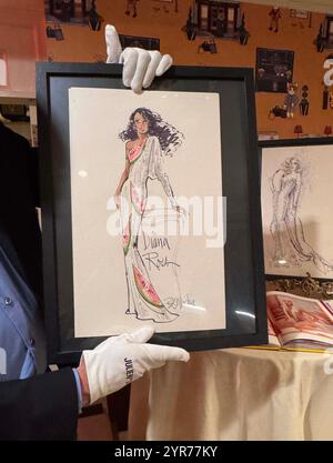 2. Dezember 2024, New York, New York, USA: (L-R) signierte Bob Mackie Original-Illustration von Diana Ross in einem voll besetzten Kleid mit Wassermelonen, getragen für das Midnight Special, wo sie am 26. November 1976 â€˜One Love in a Lifetimeâ€™ aufführte, geschätzte 1.000 - 2.000 $, und original signierte Bob Mackie Design Illustration von Madonnas weißem trägerlosen Abendkleid mit Pailletten 1991 Academy Award, geschätzte 2.000 - 3.000 $, die in der Pressevorschau für die Hollywood Legends â€˜unverkennbar Mackieâ€™ Auktion präsentiert werden, präsentiert von Julienâ Auktionen und Turner Classic Filmen, die im C stattfanden Stockfoto