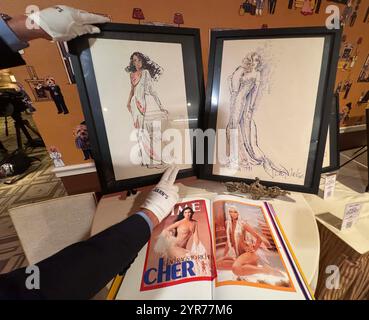 2. Dezember 2024, New York, New York, USA: (L-R) signierte Bob Mackie Original-Illustration von Diana Ross in einem voll besetzten Kleid mit Wassermelonen, getragen für das Midnight Special, wo sie am 26. November 1976 â€˜One Love in a Lifetimeâ€™ aufführte, geschätzte 1.000 - 2.000 $, und original signierte Bob Mackie Design Illustration von Madonnas weißem trägerlosen Abendkleid mit Pailletten 1991 Academy Award, geschätzte 2.000 - 3.000 $, die in der Pressevorschau für die Hollywood Legends â€˜unverkennbar Mackieâ€™ Auktion präsentiert werden, präsentiert von Julienâ Auktionen und Turner Classic Filmen, die im C stattfanden Stockfoto