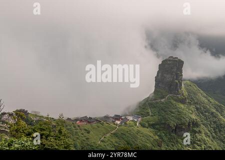 Fanjingshan neue goldene Gipfelkulisse und Blick auf das Tal im Fanjing-Berg in Guizhou China, Kopierraum für Text Stockfoto