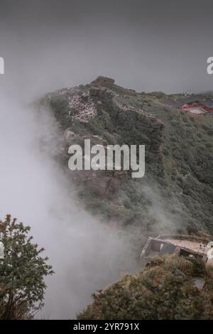 Panoramablick auf den buddhistischen Tempel Chengen vom neuen goldenen Gipfel des Fanjing Berges in Guizhou China, nebelige Landschaft Stockfoto