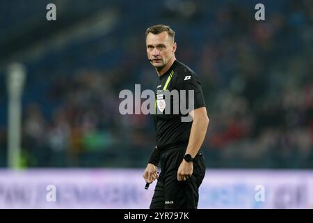 Krakau, Polen. November 2024 30. Schiedsrichter Jaroslaw Przybyl aus Polen, der während des Fußballspiels BETCLIC 1 POLNISCHE LIGA 2024/2025 zwischen Wisla Krakau und LKS Lodz im Stadtstadion zu sehen war. Endpunktzahl: Wisla Krakau 2:1 LKS Lodz. Quelle: SOPA Images Limited/Alamy Live News Stockfoto