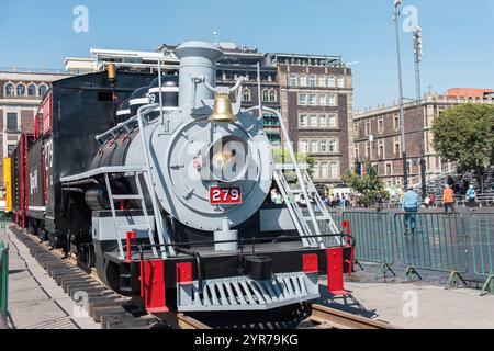 Eine restaurierte Vintage-Dampflokomotive Nr. 279, die in Zócalo anlässlich der Feierlichkeiten zum Revolutionstag ausgestellt wurde, umgeben von historischer Stadtarchitektur. Stockfoto