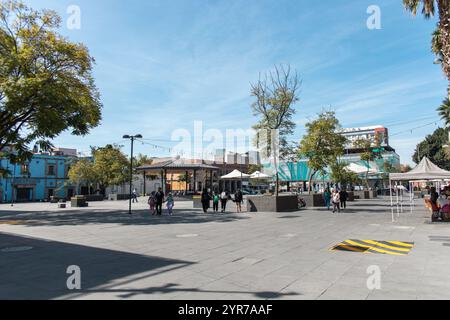 Plaza Garibaldi an sonnigem Tag. Plaza Garibaldi ist ein berühmter Platz, der für seine lebhafte Mariachi-Musik, kulturelle Wahrzeichen und lebhafte Atmosphäre bekannt ist. Stockfoto