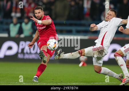 Krakau, Polen. November 2024 30. Lukasz Zwolinski von Wisla Krakau (R) und Kamil Dankowski von LKS Lodzi (L) wurden während des Fußballspiels BETCLIC 1 POLNISCHE LIGA 2024/2025 zwischen Wisla Krakau und LKS Lodz im Stadtstadion gesehen. Endpunktzahl: Wisla Krakau 2:1 LKS Lodz. (Foto: Grzegorz Wajda/SOPA Images/SIPA USA) Credit: SIPA USA/Alamy Live News Stockfoto