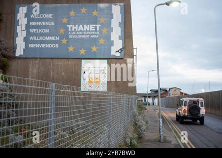 London, Großbritannien. Dezember 2024. 4 Jahre nach dem Brexit befindet sich das Schild „Welcome to Thanet“ immer noch an der Mauer am Fährhafen in Ramsgate. Der Brexit war der Austritt des Vereinigten Königreichs aus der Europäischen Union. Nach einem Referendum im Vereinigten Königreich am 23. Juni 2016. Der Brexit fand offiziell am 31. Januar 2020 statt. Quelle: SOPA Images Limited/Alamy Live News Stockfoto