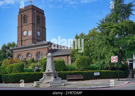 Chelsea Old Church, 1157 gegründet, mit einer Statue von Sir Thomas More im Garten, in der Nähe seines Wohnsitzes Stockfoto