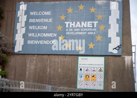 London, Großbritannien. Dezember 2024. 4 Jahre nach dem Brexit befindet sich das Schild „Welcome to Thanet“ immer noch an der Mauer am Fährhafen in Ramsgate. Der Brexit war der Austritt des Vereinigten Königreichs aus der Europäischen Union. Nach einem Referendum im Vereinigten Königreich am 23. Juni 2016. Der Brexit fand offiziell am 31. Januar 2020 statt. (Foto: Krisztian Elek/SOPA Images/SIPA USA) Credit: SIPA USA/Alamy Live News Stockfoto