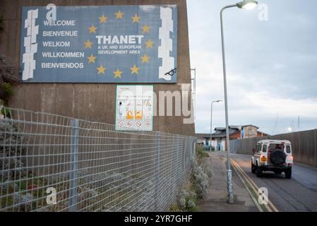 London, Großbritannien. Dezember 2024. 4 Jahre nach dem Brexit befindet sich das Schild „Welcome to Thanet“ immer noch an der Mauer am Fährhafen in Ramsgate. Der Brexit war der Austritt des Vereinigten Königreichs aus der Europäischen Union. Nach einem Referendum im Vereinigten Königreich am 23. Juni 2016. Der Brexit fand offiziell am 31. Januar 2020 statt. (Foto: Krisztian Elek/SOPA Images/SIPA USA) Credit: SIPA USA/Alamy Live News Stockfoto