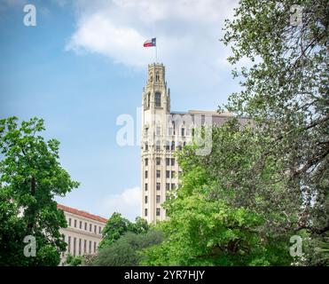 San Antonio Court Building mit texanischer Flagge, umgeben von Bäumen Stockfoto