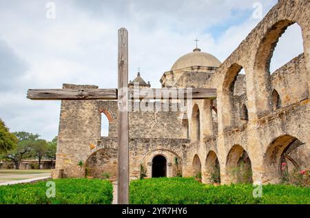 Traditionelle Backsteinarchitektur und Holzkreuz im Mission San Jose im San Antonio Mission Historical Park in San Antonio Texas. Stockfoto