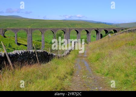 Art Gill Viaduktbrücke an der Siedlungs-Carlisle-Eisenbahn über Artengill Beck und Drovers Road bei Stone House, Cowgill, Dentdale, Cumbria, England, UK Stockfoto