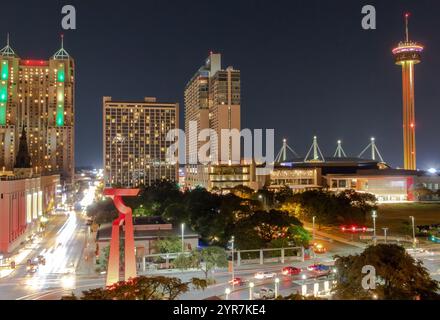 Beleuchtete Gebäude der Skyline von San Antonio bei Nacht. Foto am Abend in San Antonio Texas Stockfoto