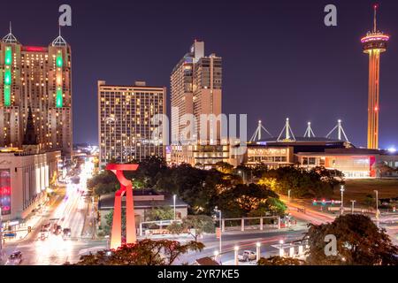 Beleuchtete Gebäude der Skyline von San Antonio bei Nacht. Foto am Abend in San Antonio Texas Stockfoto