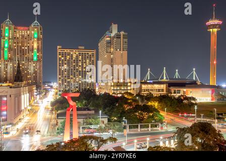 Beleuchtete Gebäude der Skyline von San Antonio bei Nacht. Foto am Abend in San Antonio Texas Stockfoto