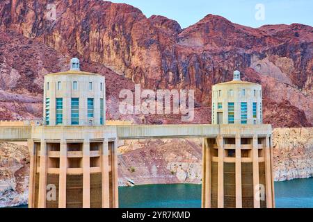 Hoover Dam Towers und Colorado River in Daylight Eye Level View Stockfoto