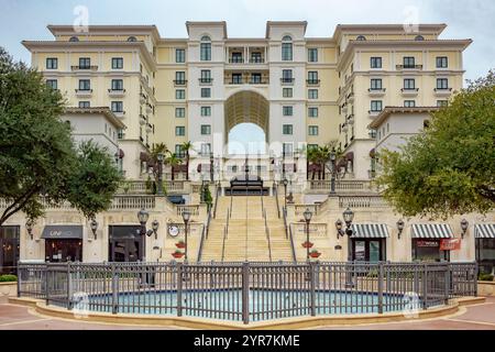 Außenfassade des massiven Architekturgebäudes, Brunnen und Fußweg des Eilan Hotel and Spa Recreation Center Complex in San Antonio Texas Stockfoto