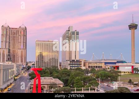 Skyline-Gebäude in der Innenstadt von San Antonio während eines rosa Sonnenuntergangs Stockfoto