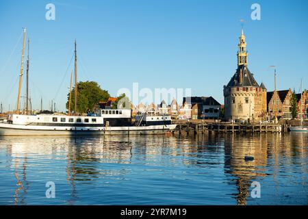 Blick auf Hoofdtoren, Turm neben Kai in Hoorn Stockfoto