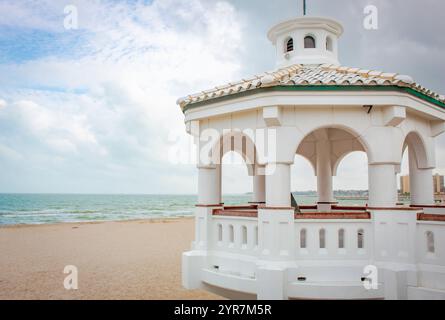 Weiße Architektur Pavillon Struktur am Strand. Foto gemacht in Corpus Christi Texas an einem bewölkten Tag Stockfoto