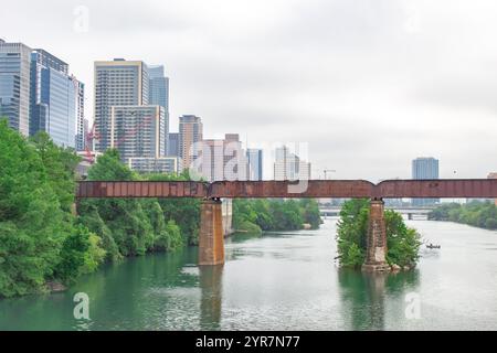 Downtown Austin Texas Skyline Gebäude über dem Lady Bird Lake an einem bewölkten, grau bewölkten Tag Stockfoto